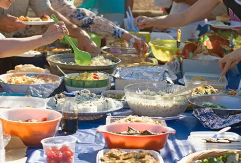 Puede que no quieras ofender a tus amigos evitando sus ofertas en el potluck.