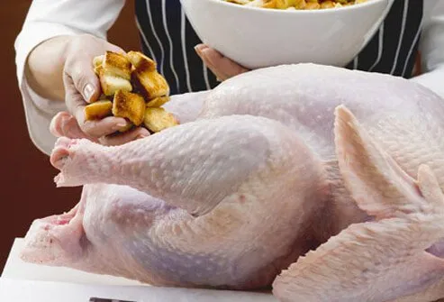 Un pavo o pollo pre-relleno ofrece un gran atajo cuando tienes poco tiempo.